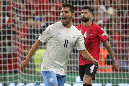 מנור סולומון חוגג שער במדי נבחרת ישראל מול אלבניה (צילום: ההתאחדות לכדורגל בישראל)
