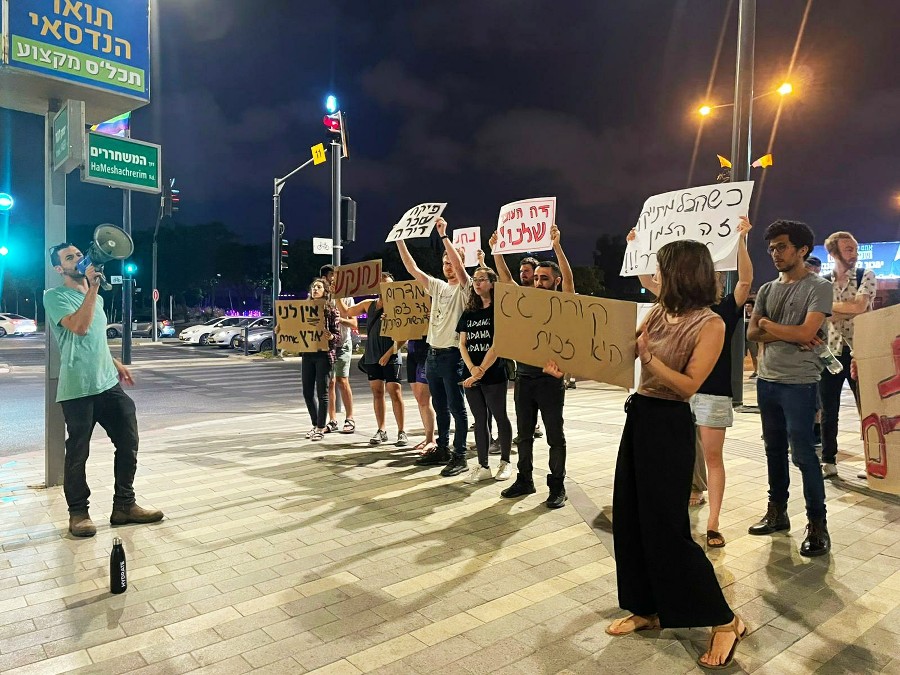 פעילי המאהל מפגינים במוצאי שבת (צילום: דוד טברסקי)