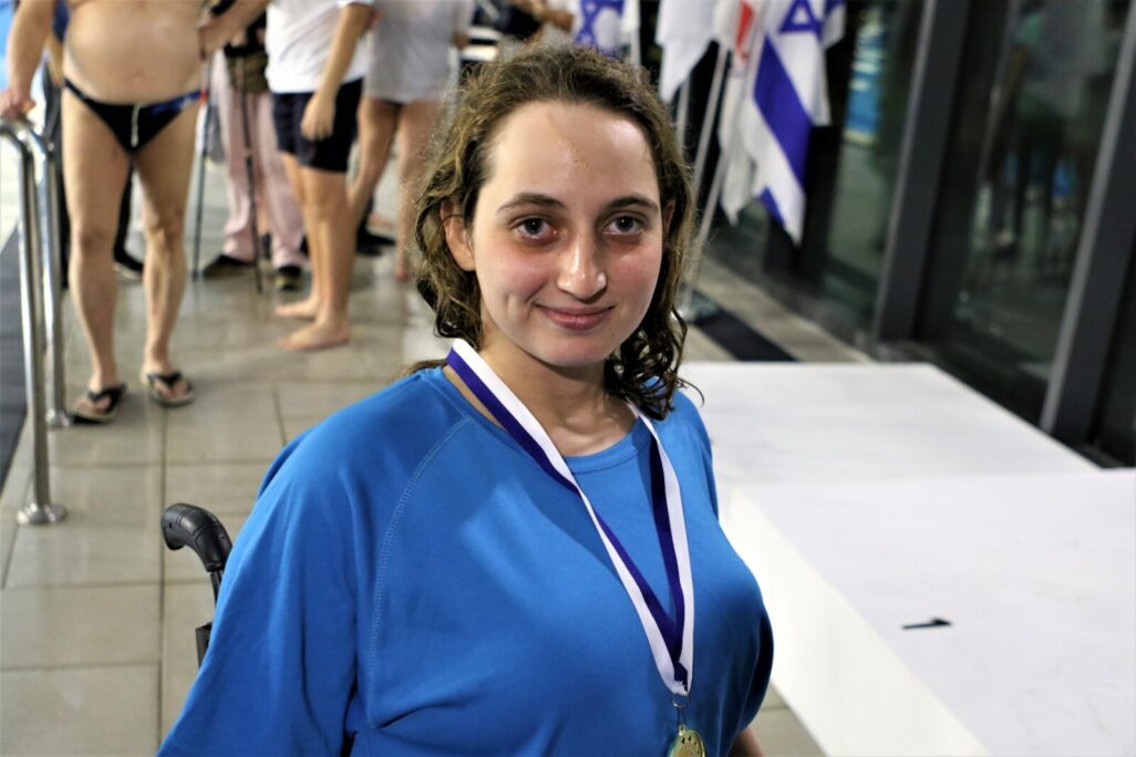 ורוניקה גירנקו עם מדליית הכסף באליפות העולם בשחייה פראלימפית (צילום: קרן איזקסון)