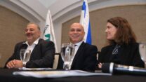 השרים זנדברג ופריג' עם ח"כ מנסור עבאס בהצגת התכנית (צילום: מיכה בננו, לע"מ)