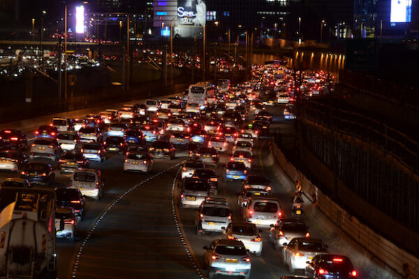 פקקי תנועה בכביש איילון בכניסה לתל אביב (צילום: אבשלום ששוני/פלאש90)