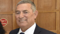 האלוף במילואים דורון אלמוג בטקס הענקת פרסי ישראל, 2016 (צילום ארכיון: מיכל כהן, ויקימדיה קומונס)