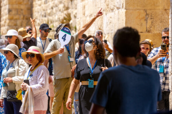 תיירים בירושלים (צילום ארכיון: אוליבייה פיטוסי/פלאש90)