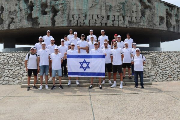 נבחרת ישראל בכדורסל בסיור במחנה הריכוז וההשמדה מיידנק (צילום: איגוד הכדורסל בישראל)