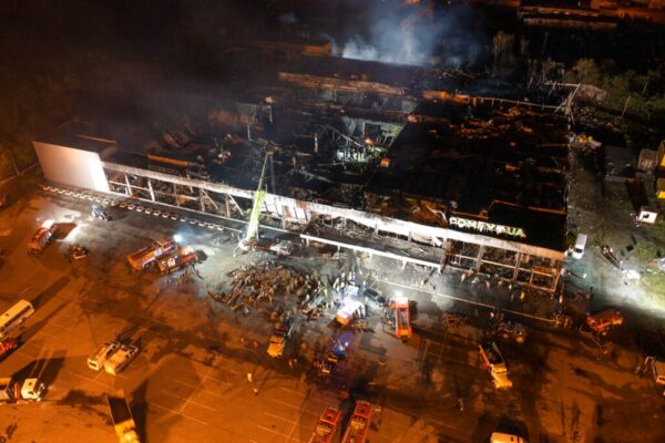 מרכז הקניות בקרמנצ'וק אחרי ההפצצה הרוסית (צילום: AP Photo/Efrem Lukatsky)