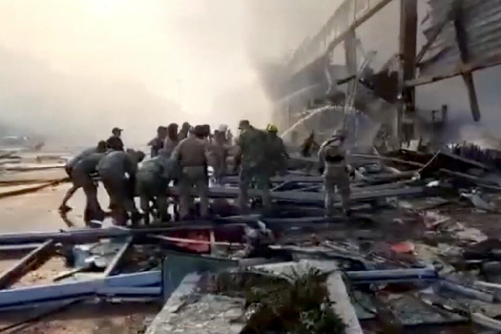 ההרס במרכז הקניות בקרמנצ'וק, אוקראינה, בעקבות ההפצצה הרוסית (צילום: Press service of the State Emergency Service of Ukraine/Handout via REUTERS)