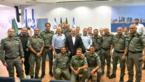 ראש הממשלה בנט, המפכ"ל שבתאי, השר לביטחון פנים בר-לב ומפקד מג"ב אמיר כהן עם מטה מגב (צילום: לע"מ)