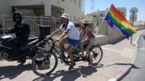 צועדים ומדוושים בליווי כוחות משטרה גדולים במצפה רמון (צילום: אוריאל לוי)