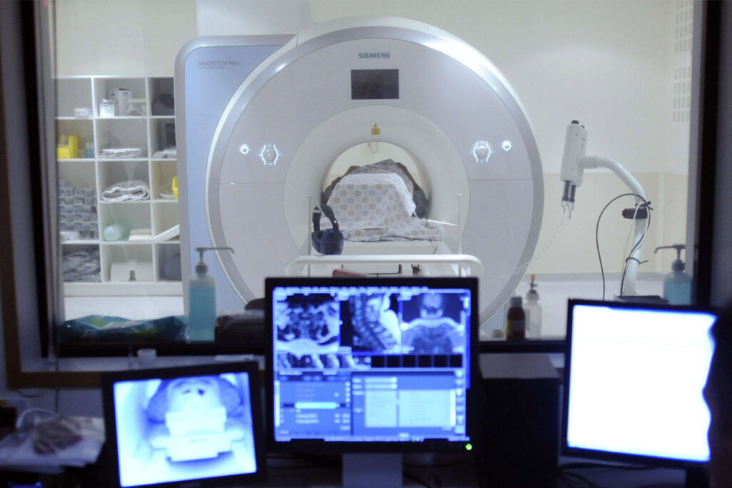 جهاز MRI في مستشفى شعاري تسيديك في القدس. الفجوة ليست في الاجهزة بل في الاشخاص الذين سيشغلونها (تصوير: فلاش 90)