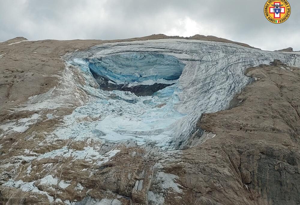 קרחון שהתנתק באלפים האיטלקים והרג 6 מטיילים (צילום: Corpo Nazionale Soccorso Alpino e Speleologico Via AP)