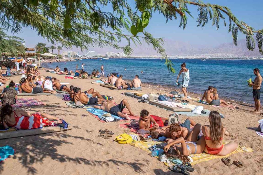 Vacationers relaxing on the beach in Eilat, November 2020. (Photo: Yossi Aloni / Flash90)