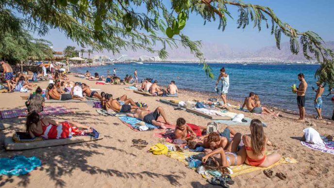 Vacationers relaxing on the beach in Eilat, November 2020. (Photo: Yossi Aloni / Flash90)