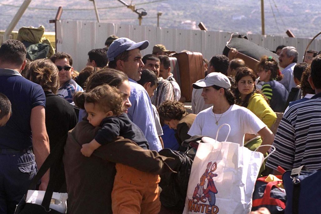 اللاجئون من جنوب لبنان وأعضاء من جيش تحرير لبنان يتدفقون على بوابة فاطمة على الحدود بين إسرائيل وجنوب لبنان ، في انتظار الدخول إلى إسرائيل (صورة أرشيفية: Moshe Milner / GPO)