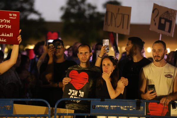מפגינים נגד יוקר הדיור. כיכר הבימה תל אביב (צילום: דוד פרנקל)