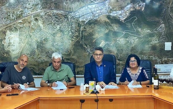 חתימת הסכם קיבוצי במתנ״ס כרמיאל (צילום: דוברות ההסתדרות)
