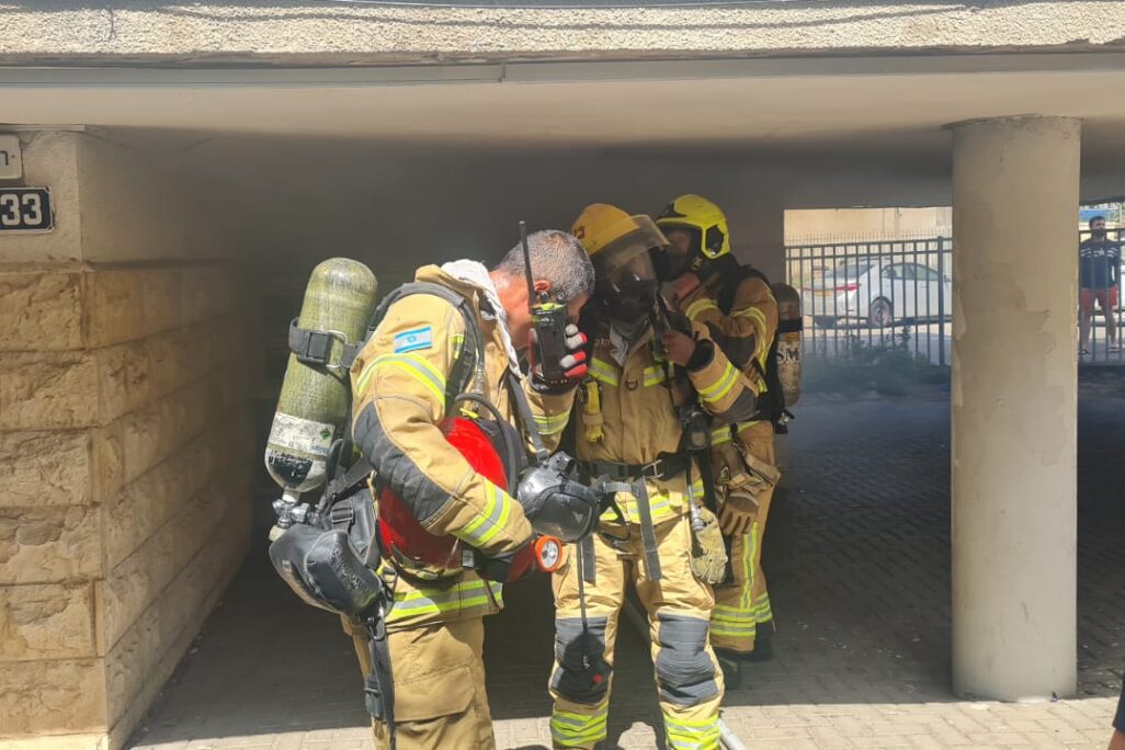 השריפה בשדרות רוטשילד בחיפה (צילום: כב"א) השריפה בשדרות רוטשילד בחיפה (צילום: כב"א)