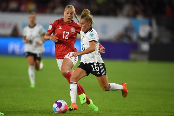 לינדה דלמן הגרמנייה וסטיני לארסן הדנית במשחק אמש (צילום: Photo by Maurizio Borsari/AFLO)
