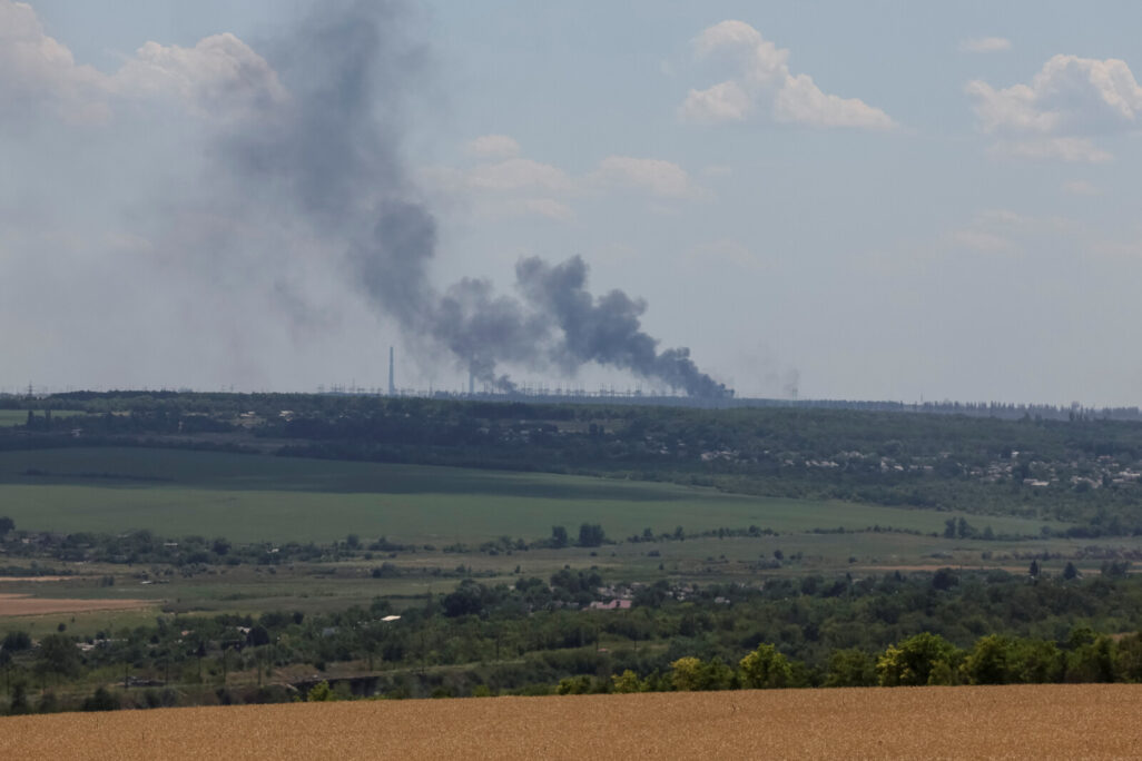 תחנת הכוח וולהירסק, הסמוכה לעיר סוויטלודרסק שבמחוז דונצק במזרח אוקראינה בוערת לאחר התקפה רוסית ב-13 ביולי 2022 (צילום ארכיון: REUTERS/Gleb Garanich)