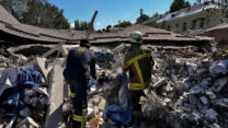 כוחות הצלה מפנים שרידי מלון שהושמד בתקיפה צבאית רוסית בעיר באחמוט במחוז דונצק שבמזרח אוקראינה (צילום: Press service of the State Emergency Service of Ukraine/Handout via REUTERS)