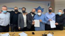 יו"ר ההסתדרות ארנון בר-דוד בחתימה על הסכם קיבוצי לעובדי שע"מ ברשות המיסים (צילום: דוברות ההסתדרות)