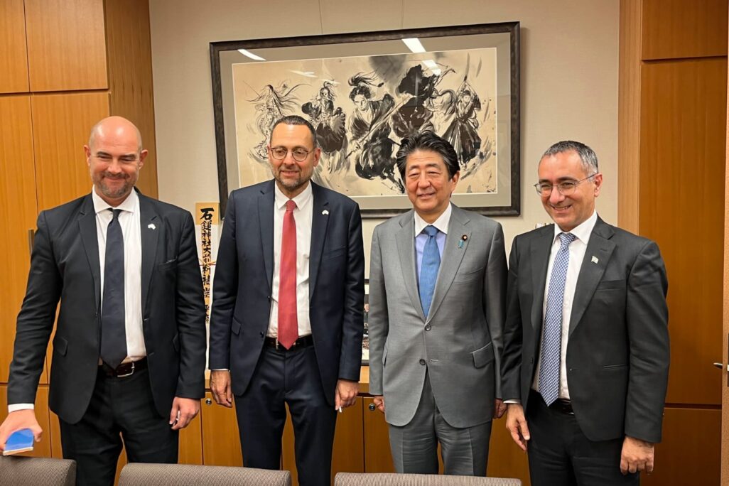 חברי הכנסת האוזר ואמיר אוחנה ושגריר ישראל ביפן, גלעד כהן, בפגישתם עם אבה בטוקיו לפני 5 שבועות (דוברות הכנסת). חברי הכנסת האוזר ואמיר אוחנה ושגריר ישראל ביפן, גלעד כהן, בפגישתם עם אבה בטוקיו לפני 5 שבועות (דוברות הכנסת).