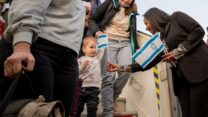 השרה פנינה תמנו שטה עם עולים מאוקראינה (צילום: נגה מלסה, משרד הקליטה והעלייה)