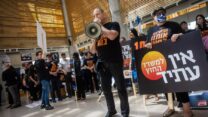 יאיר פרומר בהפגנת עובדי משרד החוץ בקריית הממשלה בירושלים (צילום: ועד עובדי משרד החוץ)