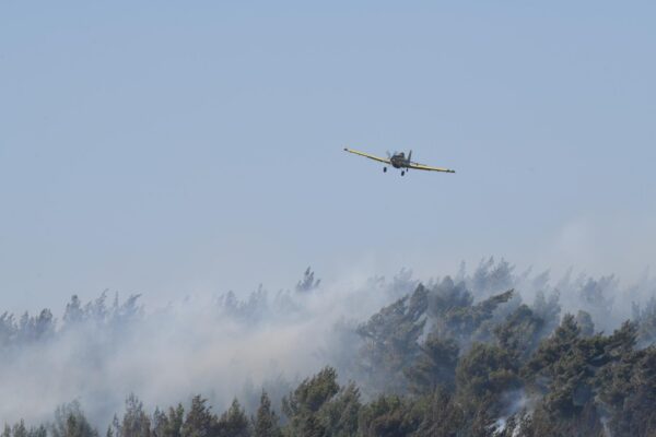 מטוס משתתף בכיבוי השירפה במנרה (צילום: דובר צה"ל)