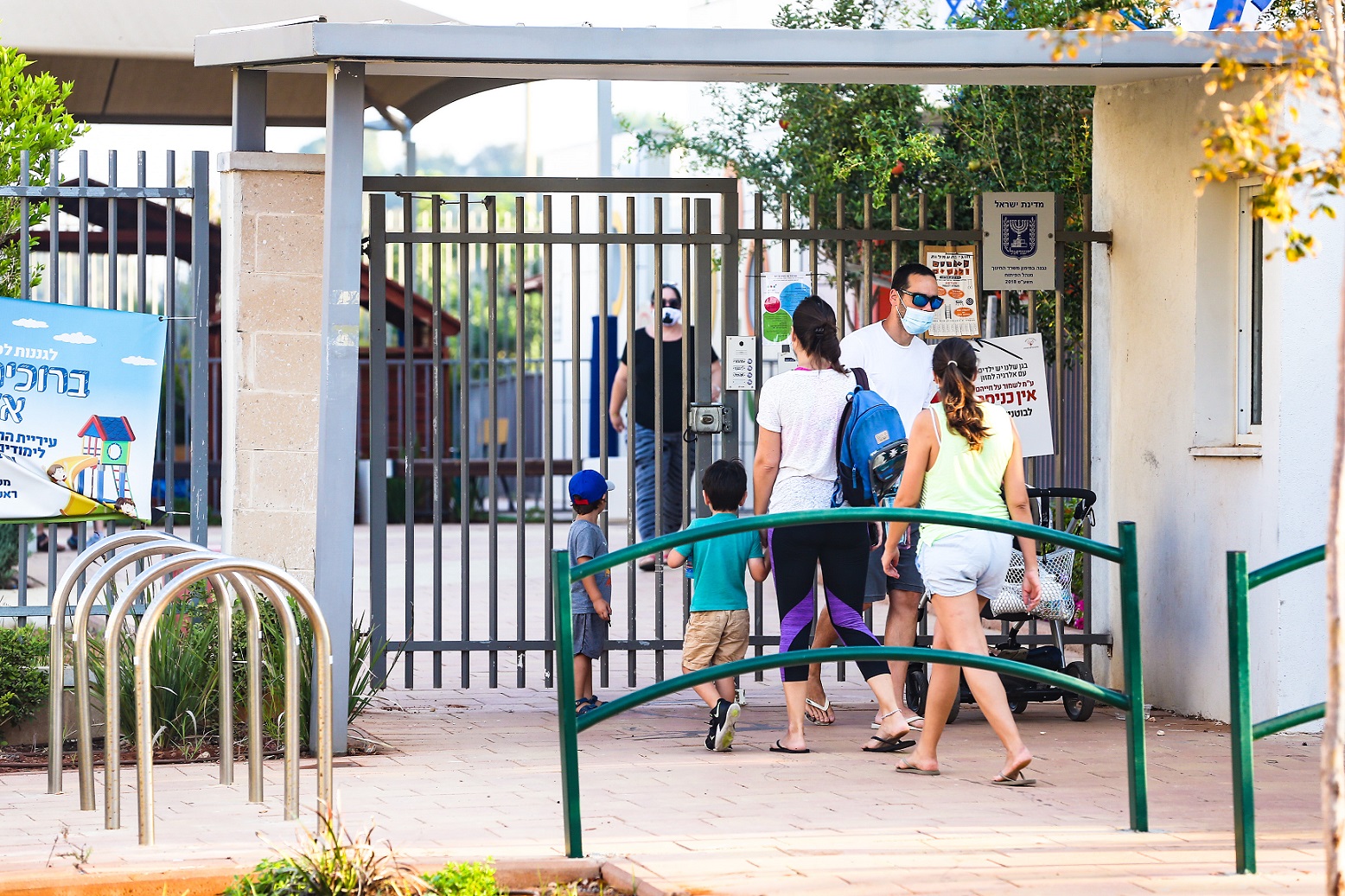 כניסה לבית ספר בהרצליה ביום הראשון ללימודים (צילום: דוברות עיריית הרצליה) כניסה לבית ספר בהרצליה ביום הראשון ללימודים (צילום: דוברות עיריית הרצליה)