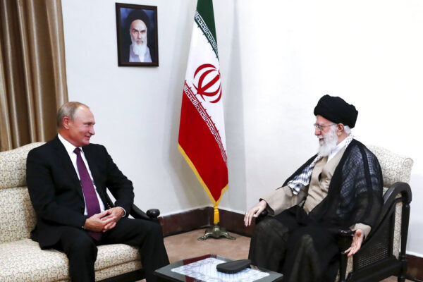 נשיא רוסיה, ולדימיר פוטין, בפגישתו הקודמת עם המנהיג העליון של איראן, עלי חמינאי, ב-2018 (צילום: לשכת הנשיא העליון של איראן, דרך AP)
