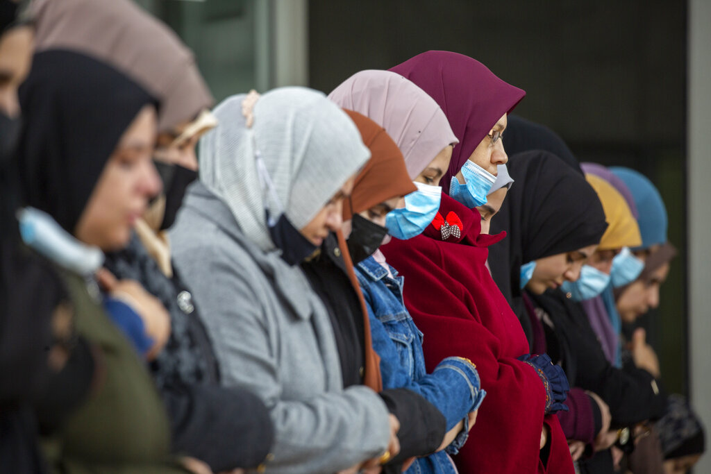 نساء عربيات يؤدين الصلاة (تصوير: AP Photo/Ariel Schalit)