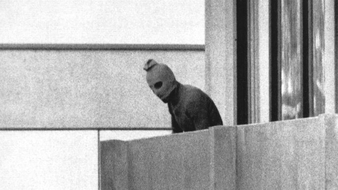 אחד הטרוריסטים בטבח הספורטאים הישראלים במינכן (צילום: AP Photo/Kurt Strumpf, File)