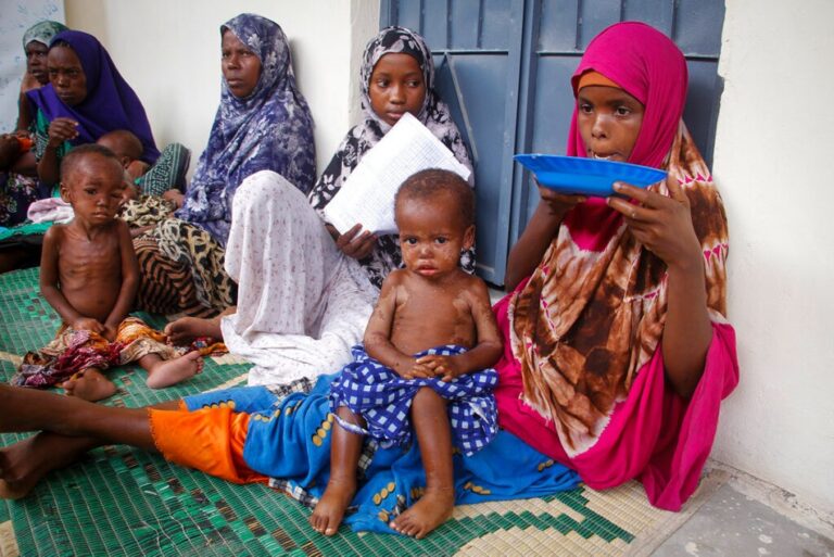 רעב ומחלות במחנה העקורים. &quot;אין לנו מזון לתת להם&quot; (צילום: AP Photo/Farah Abdi Warsameh)