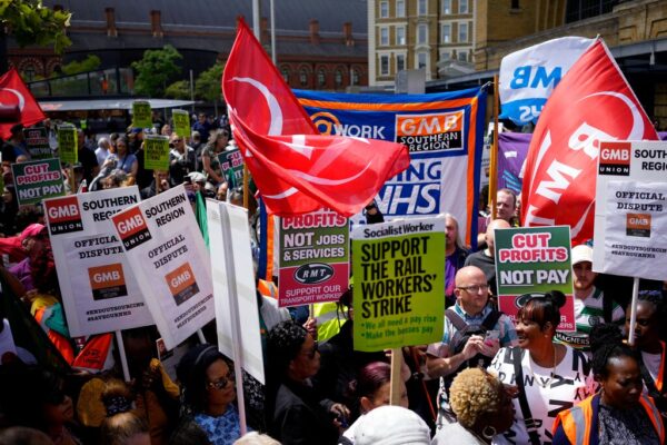 עובדי הרכבות בבריטניה מפגינים בחודש שעבר (צילום: AP Photo/Matt Dunham)