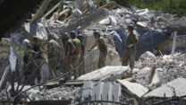 בניין מגורים שניזוק בעיירה ליד לאודסה מהפצצה רוסית (צילום: AP / Nina Liazonok photo)