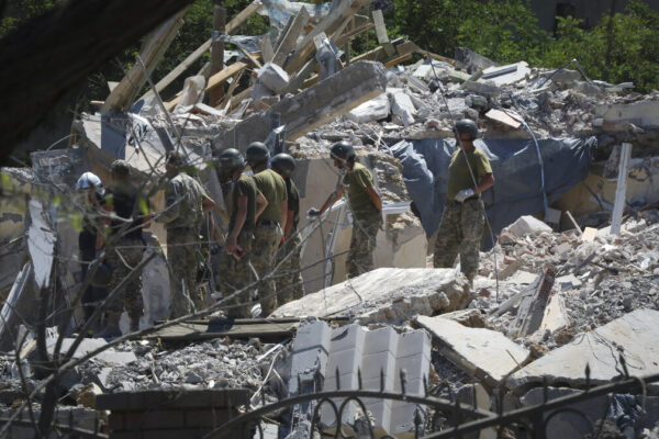 בניין מגורים שניזוק בעיירה ליד לאודסה מהפצצה רוסית (צילום: AP / Nina Liazonok photo)