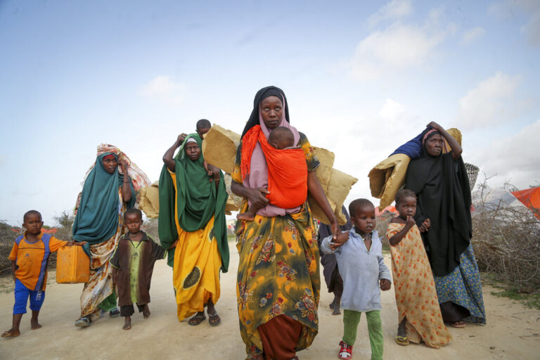 מגיעים חסרי כל למחנה העקורים. הביקוש למזון גדול בהרבה מההיצע (צילום: AP Photo/Farah Abdi Warsameh)