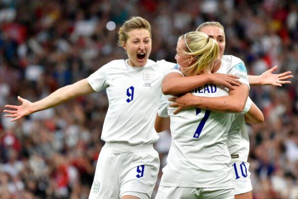 בת' מיד מנבחרת אנגליה חוגגת את השער מול אוסטריה, הראשון שנכבש ביורו 2022 לנשים (צילום: AP / Rui Vieira)