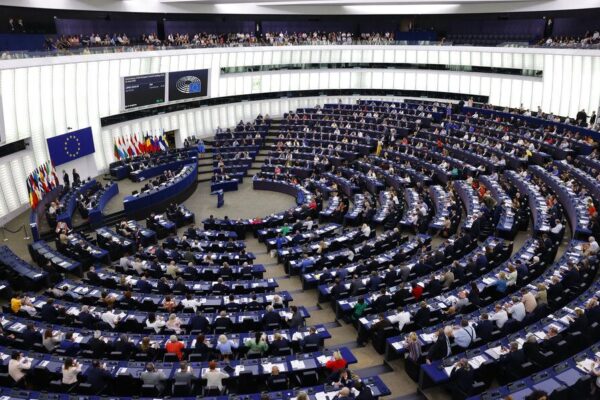 פרלמנט האיחוד האירופי בדיון נגד החלטת ביהמ״ש בארה״ב לאפשר חקיקה שתמנע את הזכות להפלה (AP Photo/Jean-Francois Badias, File)