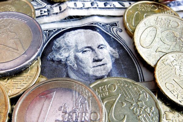 מטבעות אירו ושטר דולר אמריקאי (צילום אילוסטרציה: AP Photo/Michael Probst, File)