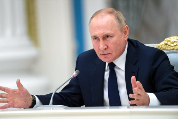 נשיא רוסיה ולדימיר פוטין מדבר בפני הקונגרס הרוסי, הדומה, יולי 2022 (Alexei Nikolsky, Sputnik, Kremlin Pool Photo via AP)