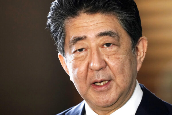 ראש ממשלת יפן לשעבר שינזו אבה (AP Photo/Eugene Hoshiko, File)