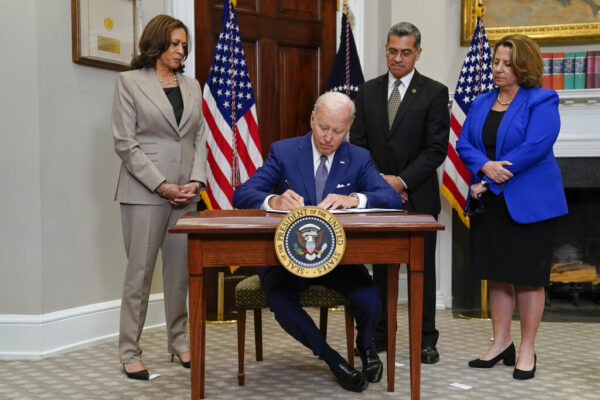 נשיא ארצות הברית ג'ו ביידן חותם על הצו להקלת הגישה להפסקת הריון (צילום: AP Photo/Evan Vucci)