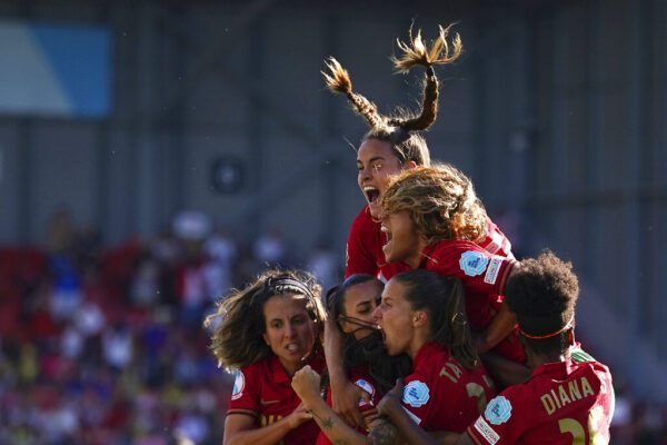 שחקניות נבחרת פורטוגל חוגגות לאחר כיבוש שער השוויון (צילום: AP Photo/Dave Thompson)