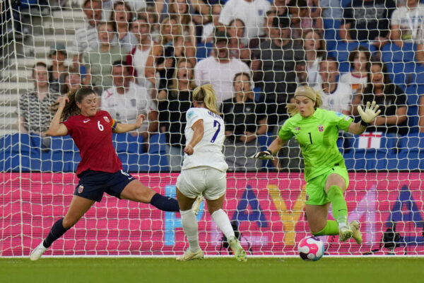 בת' מיד מבקיע את השער החמישי לזכות אנגליה (צילום: AP Photo/Alessandra Tarantino)