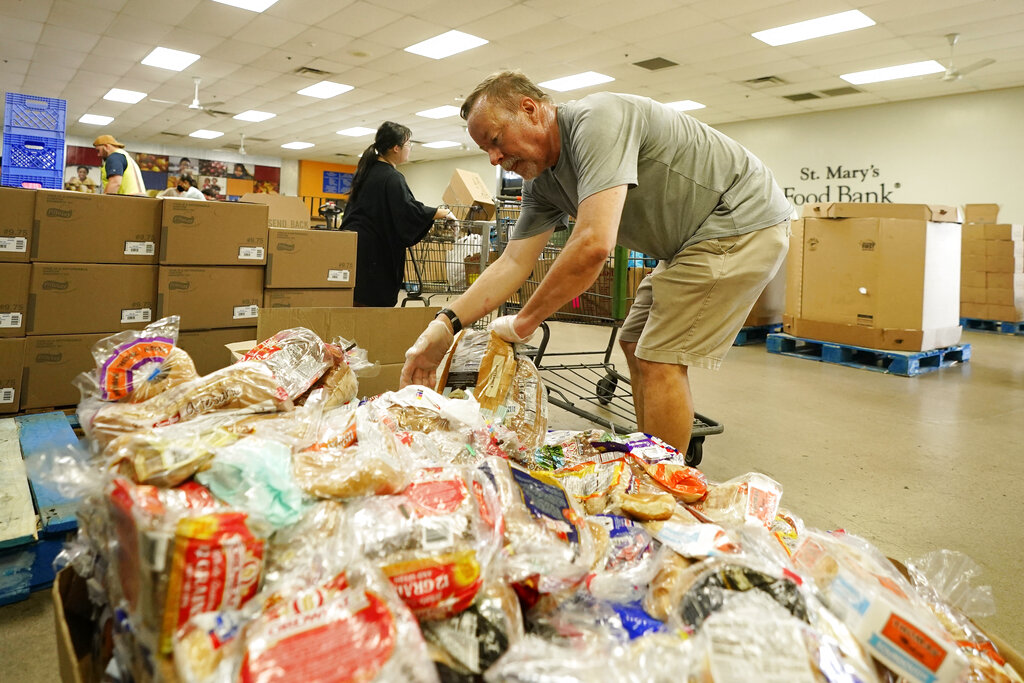 מתנדבים מסדרים חבילות מזון בסיינט מרי. &quot;יש צורך דחוף שהמגזר הציבורי יספק עוד מזון, עכשיו&quot; (AP Photo/Ross D. Franklin)