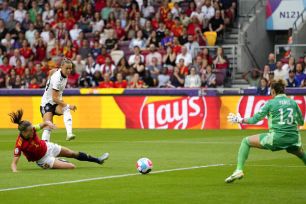 קלארה בוהל כובשת את השער הראשון לזכות גרמניה, בבדרך לניצחון שהבטיח את עלייתן לשלב הבא (צילום: AP Photo/Alessandra Tarantino)