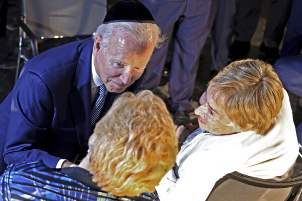 נשיא ארה&quot;ב ג'ו ביידן רוכן ומשוחח ארוכות עם שחרדות השואה גיטה סיקוביץ' בת ה-95 ועם רינה קווינט בת ה-86 (Menahem Kahana/Pool via AP)