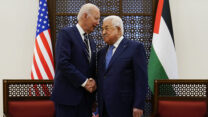 ראש הרשות הפלסטינית, אבו מאזן, בפגישתו עם נשיא ארצות הברית ג'ו ביידן (צילום: AP Photo/Evan Vucci)