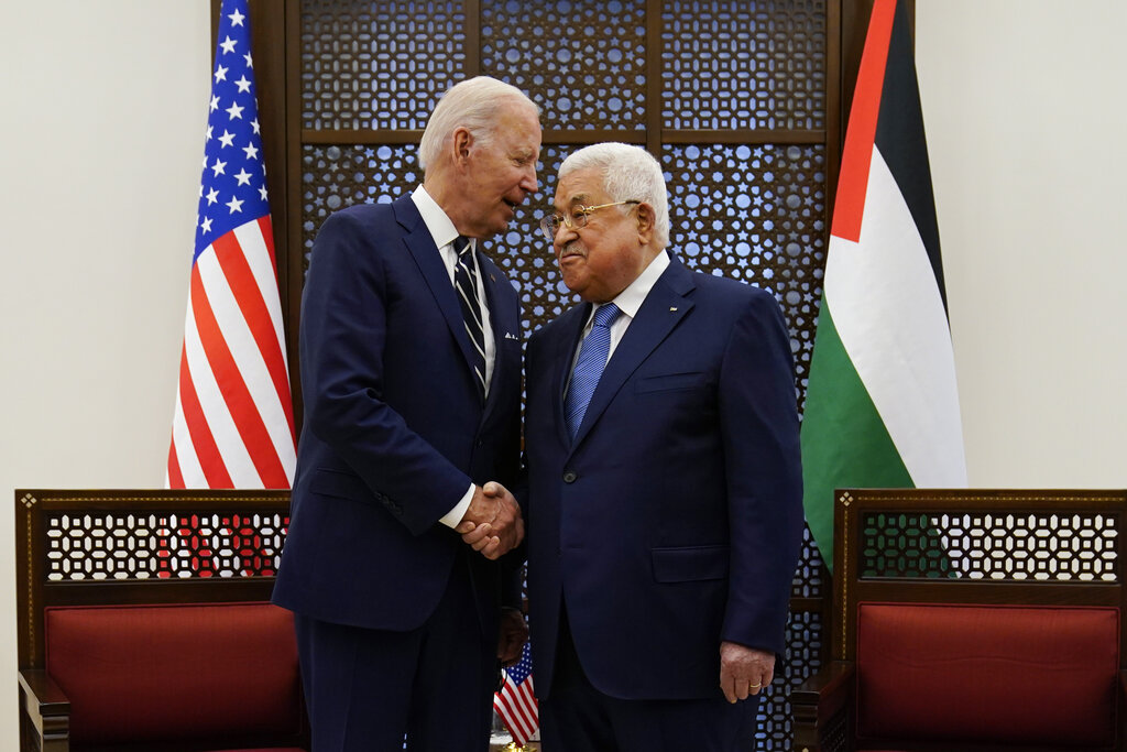 ראש הרשות הפלסטינית, אבו מאזן, בפגישתו עם נשיא ארצות הברית ג'ו ביידן (צילום: AP Photo/Evan Vucci)